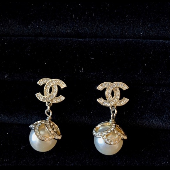 Chanel pearl drop earrings - Picture 2 of 5